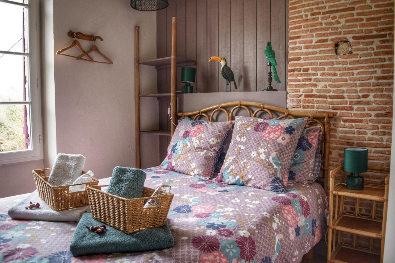 Les Volets Violets Bed & Breakfast Salles  Luaran gambar