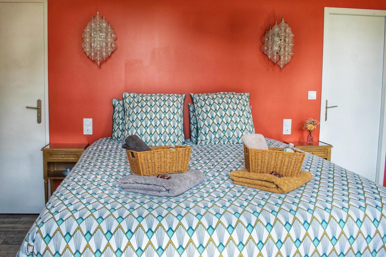 Les Volets Violets Bed & Breakfast Salles  Luaran gambar