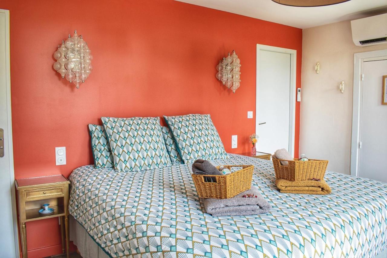 Les Volets Violets Bed & Breakfast Salles  Luaran gambar