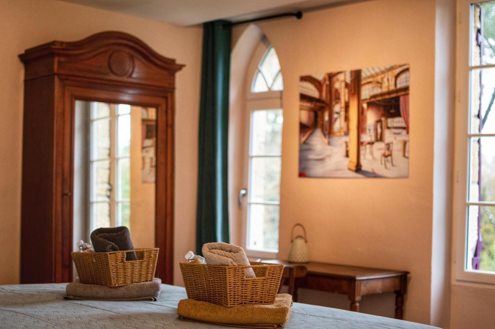 Les Volets Violets Bed & Breakfast Salles  Bilik gambar