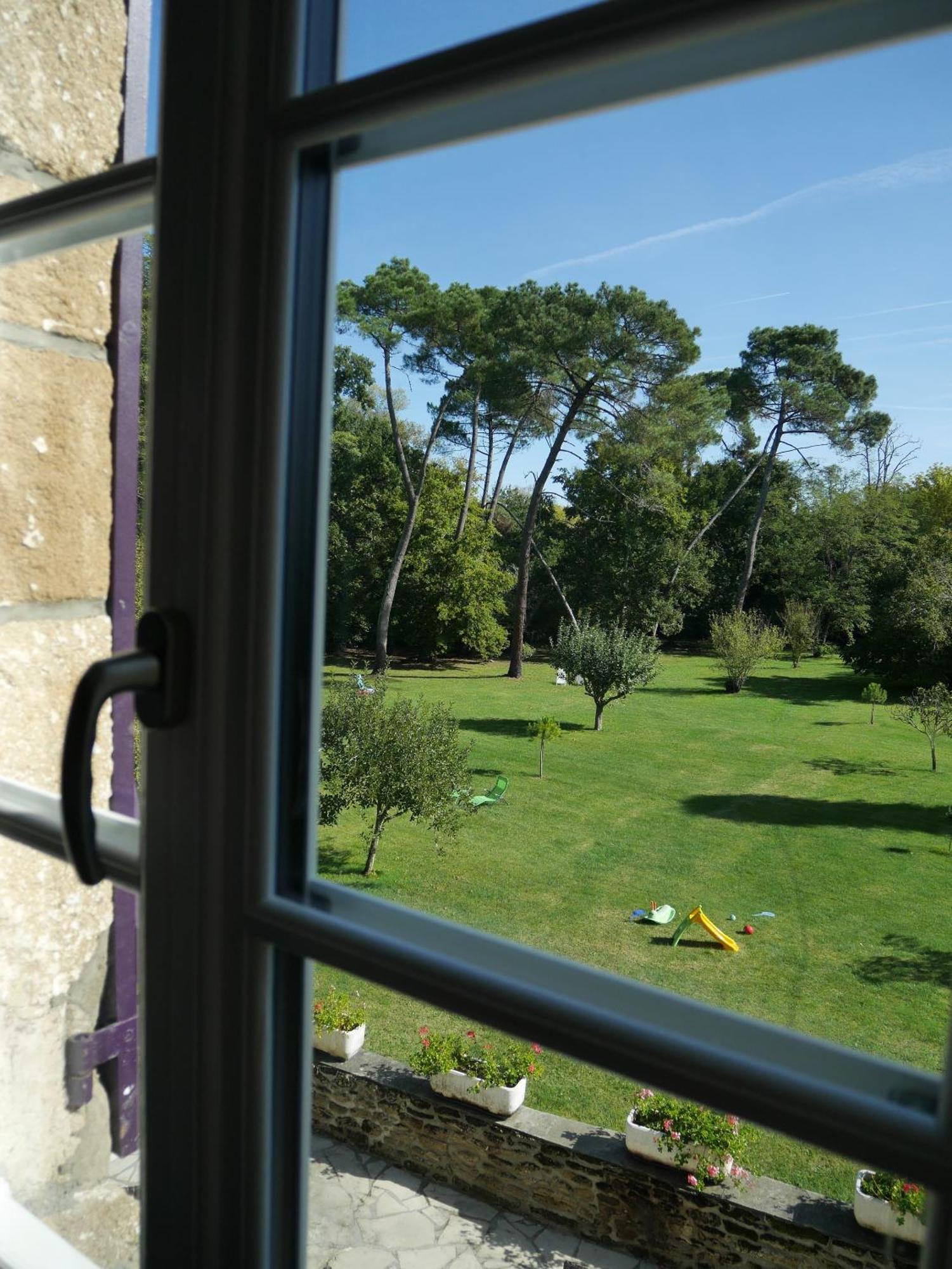 Les Volets Violets Bed & Breakfast Salles  Luaran gambar