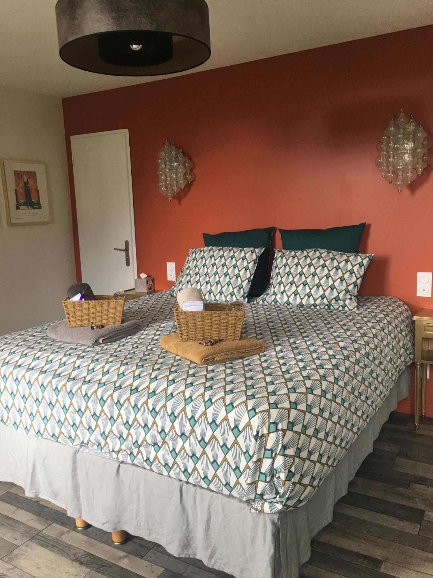 Les Volets Violets Bed & Breakfast Salles  Bilik gambar
