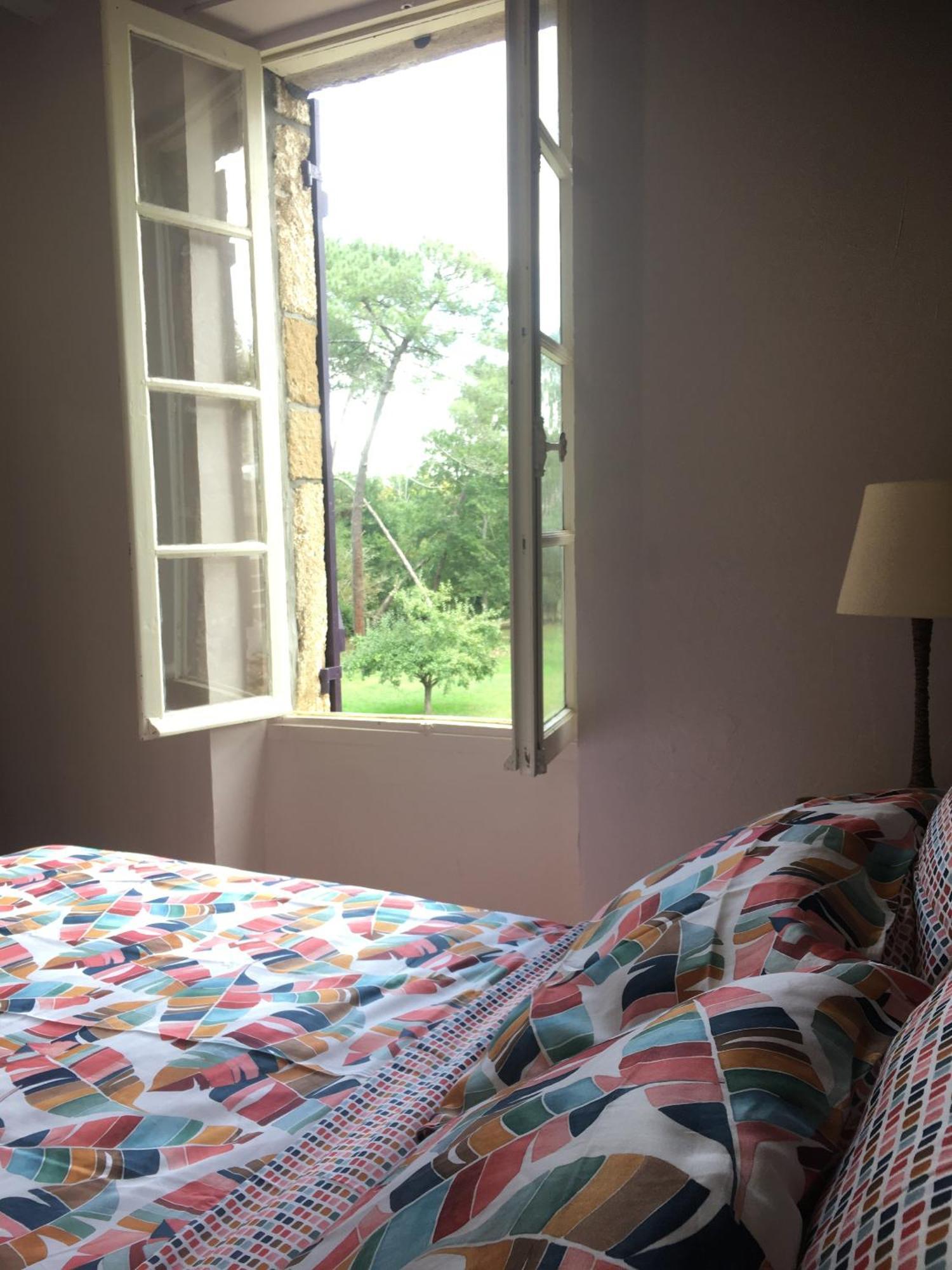 Les Volets Violets Bed & Breakfast Salles  Bilik gambar