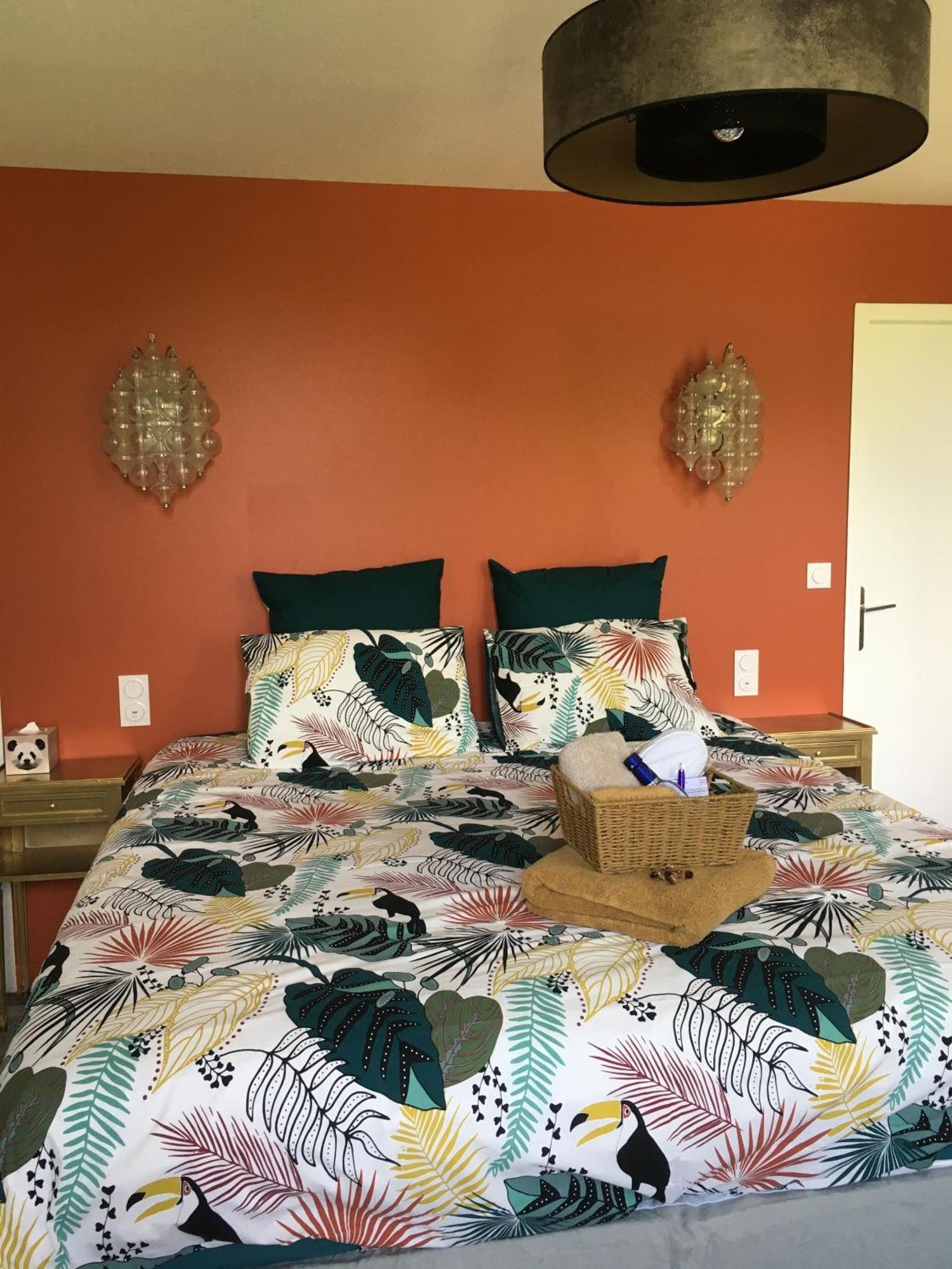Les Volets Violets Bed & Breakfast Salles  Luaran gambar