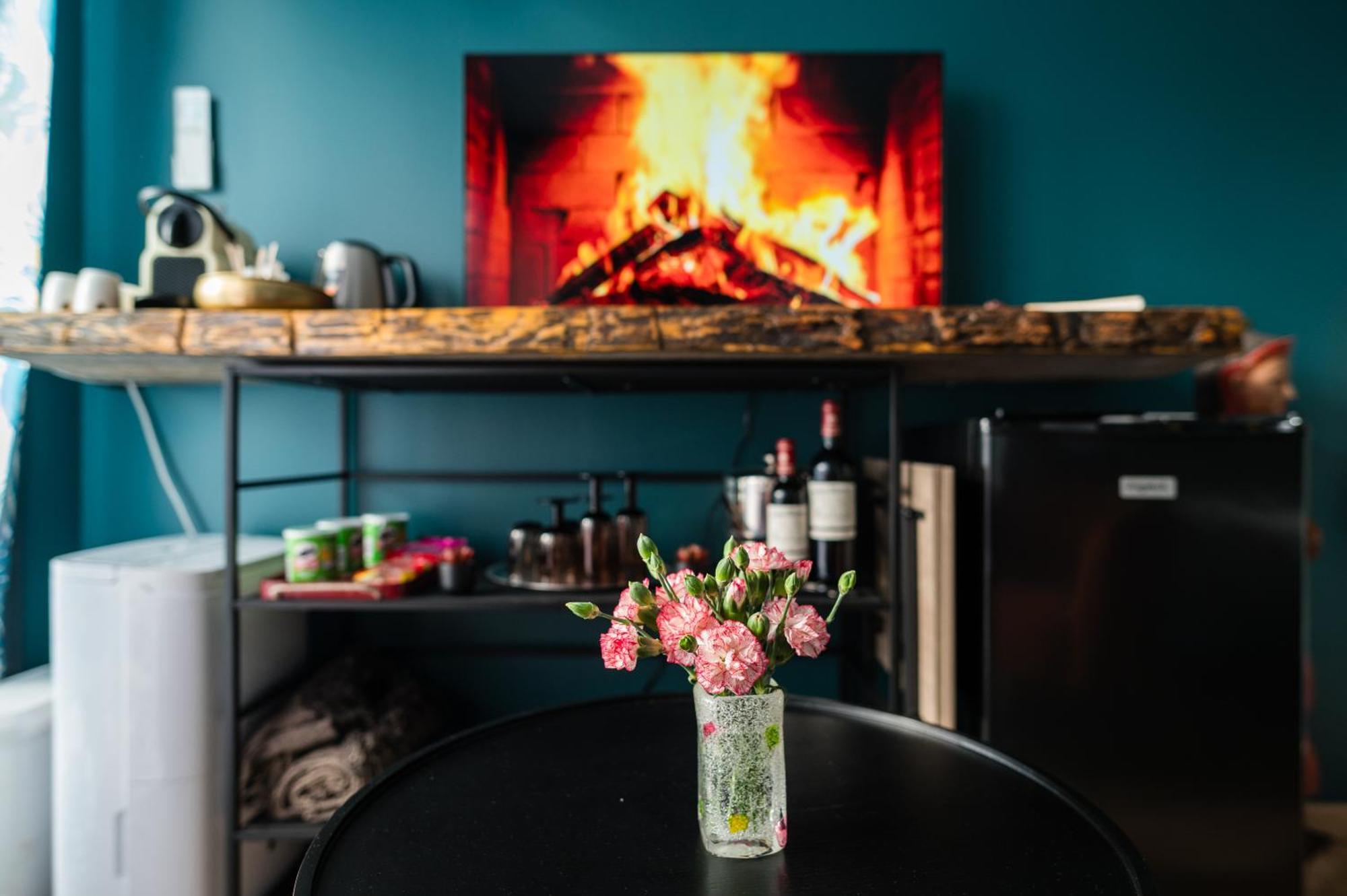 Les Volets Violets Bed & Breakfast Salles  Bilik gambar